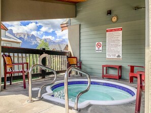 Outdoor spa tub - Mountain Loft One Bedroom | Sunset Views & Balcony (Canmore)