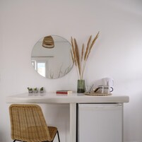 Caja de seguridad en la habitación y espacio para trabajar con laptop 