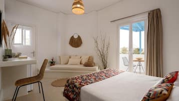 Habitación doble de lujo, vista a la ciudad | Caja de seguridad en la habitación y espacio para trabajar con laptop