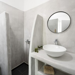 Shower, hair dryer, slippers, towels - CAL DAY ROOMS SANTORINI (Santorini)