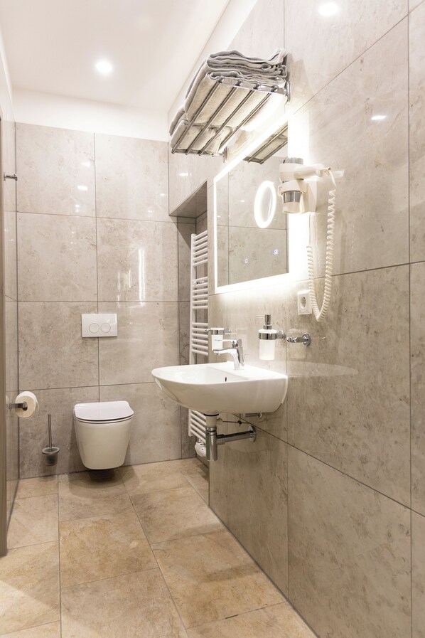 Hair dryer, towels, soap, shampoo - City Apartment-Nürnberg Altstadt (Nuremberg)