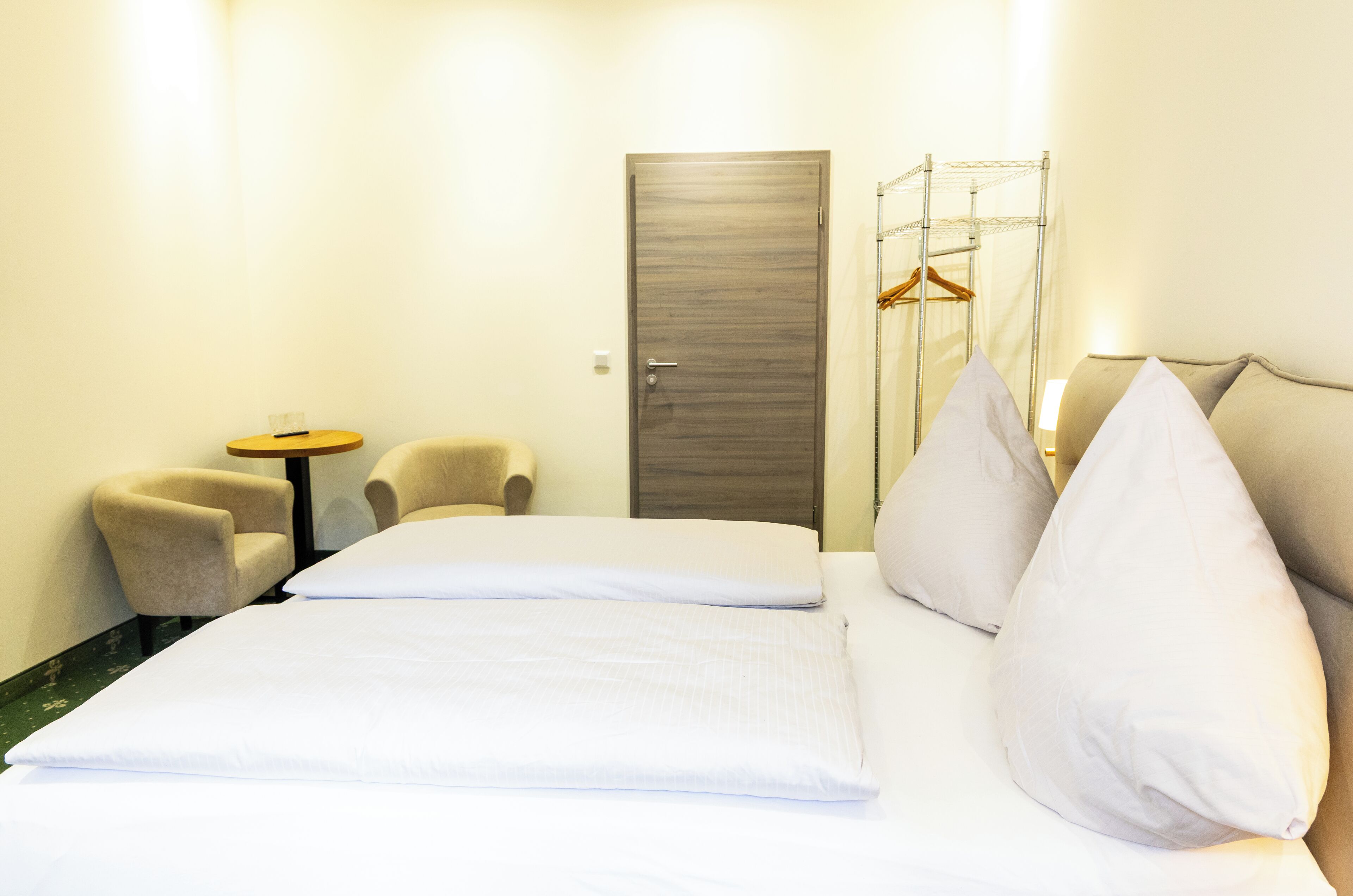 Een bureau, een laptopwerkplek, een strijkplank/strijkijzer, gratis wifi