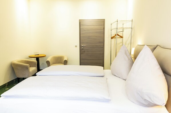 Een bureau, een laptopwerkplek, een strijkplank/strijkijzer, gratis wifi