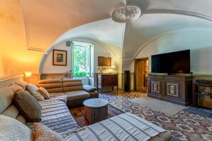TV, fireplace