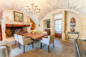 Dining - The Jasmin suite has a shared swimming pool, Wi-Fi and air conditioning (Collias)