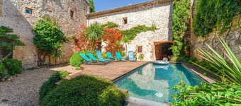 The Jasmin suite has a shared swimming pool, Wi-Fi and air conditioning