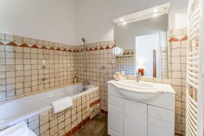 Douche, sèche-cheveux, serviettes fournies