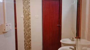 Deluxe-Dreibettzimmer | Badezimmer