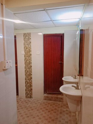 Shower, eco-friendly toiletries, bidet, soap - Temple City lakeinn (Melur)
