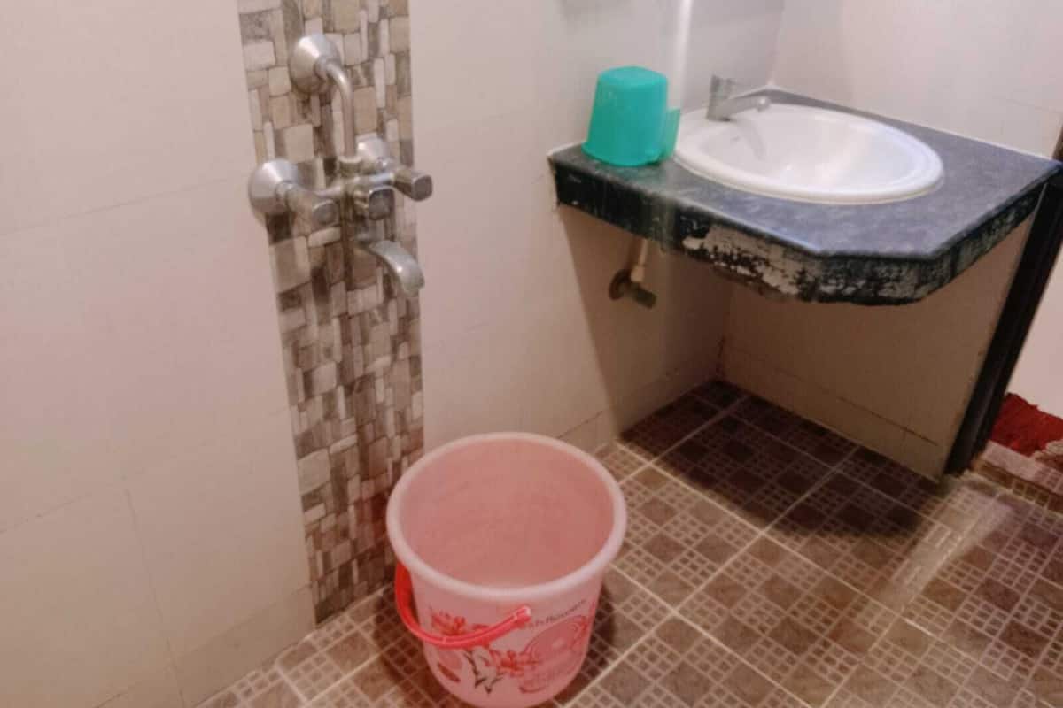 Een douche, milieuvriendelijke toiletartikelen, een bidet, zeep