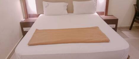 Standard Double Room, Lake View | Soundproofing, free WiFi