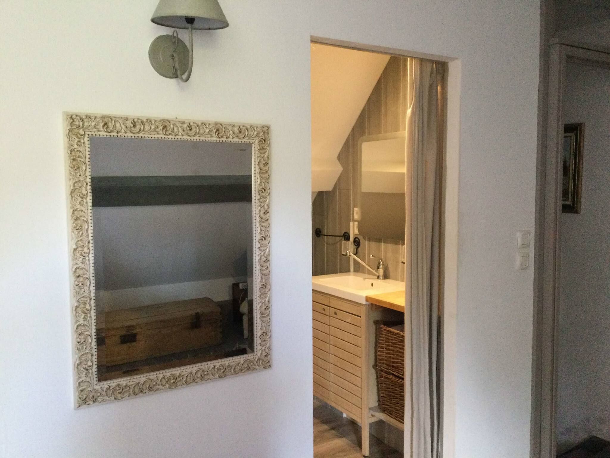 Regadera, secadora de cabello, toallas, jabón 