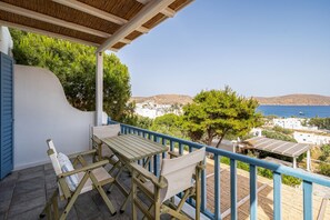 Outdoor dining - Holiday Home 'Almira 2' with Sea View, Wi-Fi and Air Conditioning (S???f??)