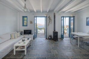 TV - Holiday Home 'Almira 2' with Sea View, Wi-Fi and Air Conditioning (S???f??)