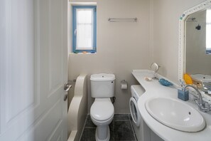 Shower, hair dryer, towels - Holiday Home 'Almira 2' with Sea View, Wi-Fi and Air Conditioning (S???f??)