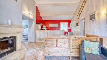 TV, caminetto, tavolo da ping pong