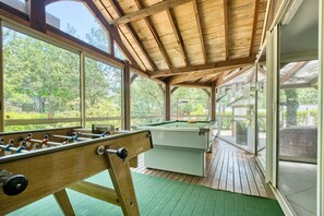 Game room - La Grange de Léo – Spacious Family Home with Shared Heated Pool in the Heart of Périgord Noir (Salignac-Eyvigues)