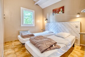 2 bedrooms, iron/ironing board, free WiFi