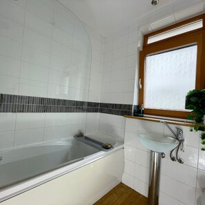 Sèche-cheveux, serviettes fournies, papier toilette