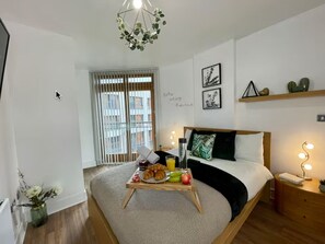 1 sovrum, värdeförvaringsskåp på rummet och strykjärn/strykbräda