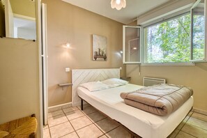 2 bedrooms, iron/ironing board, free WiFi