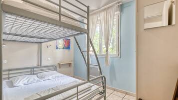 2 bedrooms, iron/ironing board, free WiFi