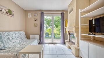 Télévision, cheminée, table de tennis de table