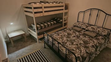 2 slaapkamers, een bureau, een strijkplank/strijkijzer, reisbedje