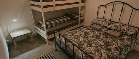2 多间卧室、办公桌、熨斗/熨衣板、旅行婴儿床