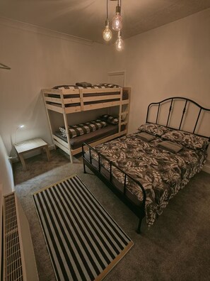 2 室のベッドルーム、デスク、アイロン / アイロン台、旅行用ベビーベッド