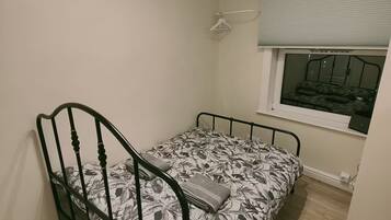 2 slaapkamers, een bureau, een strijkplank/strijkijzer, reisbedje