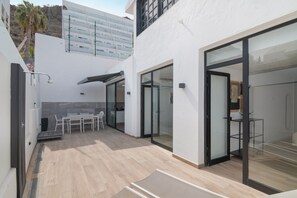 Outdoor dining - Holidays 'Oti' with Shared Pool, Wi-Fi and Air Conditioning (Puerto Rico de Gran Canaria)