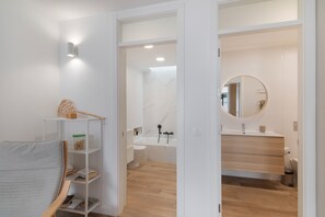 Shower, hair dryer, towels - Holidays 'Oti' with Shared Pool, Wi-Fi and Air Conditioning (Puerto Rico de Gran Canaria)