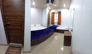 Deluxe Triple Room | Desk, free WiFi - Hotel Shiv Ganga (Varanasi)