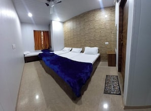 Quarto quádruplo luxo | Escrivaninha, Wi-Fi de cortesia