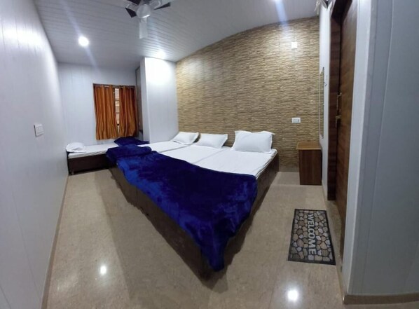 Deluxe Quadruple Room | Desk, free WiFi - Hotel Shiv Ganga (Varanasi)