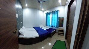 Deluxe Triple Room | Desk, free WiFi - Hotel Shiv Ganga (Varanasi)