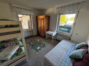 3 bedrooms, WiFi - Vacation apartment no. 2 with its own jetty/barge (Maasholm)