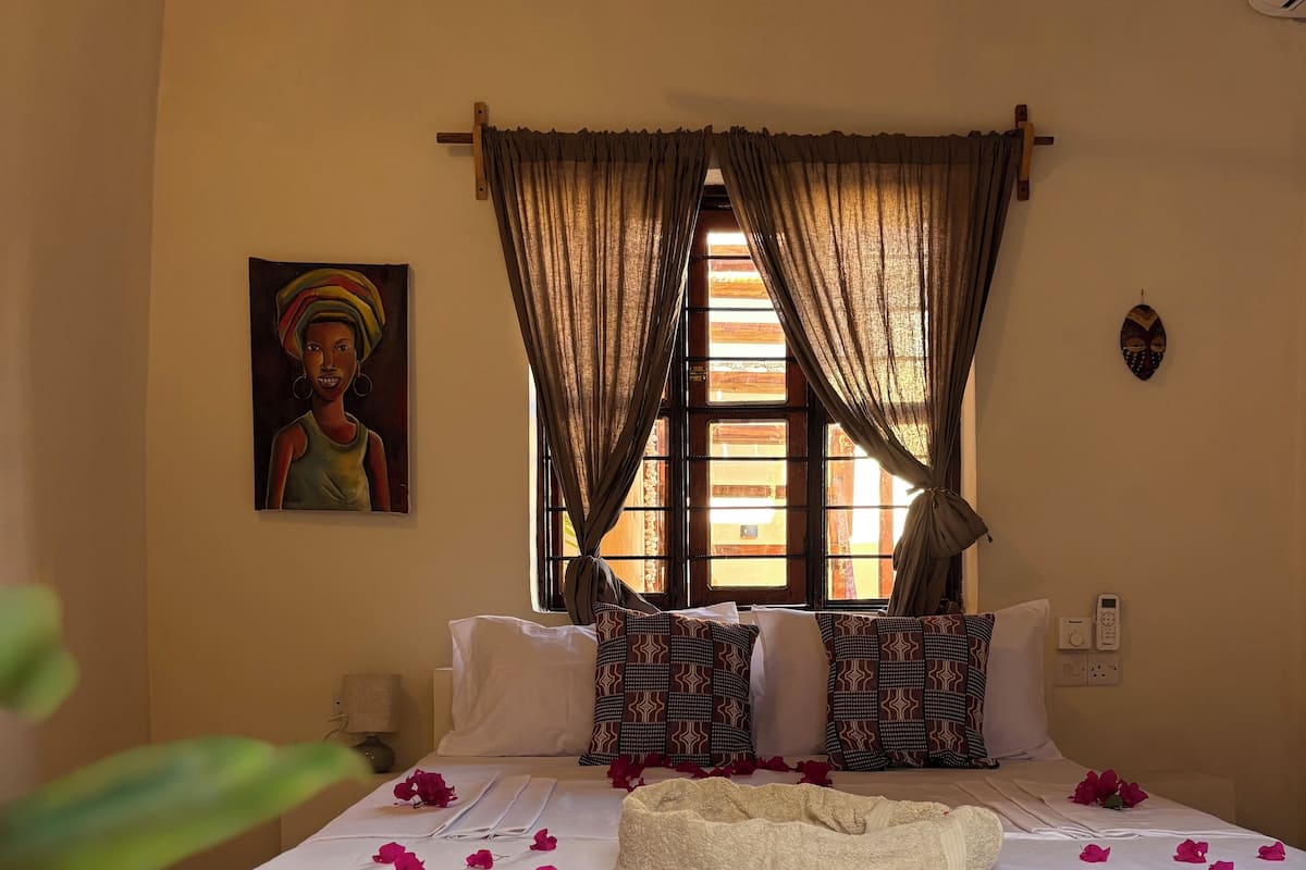 Quarto casal | Berços grátis, Wi-Fi de cortesia, roupa de cama