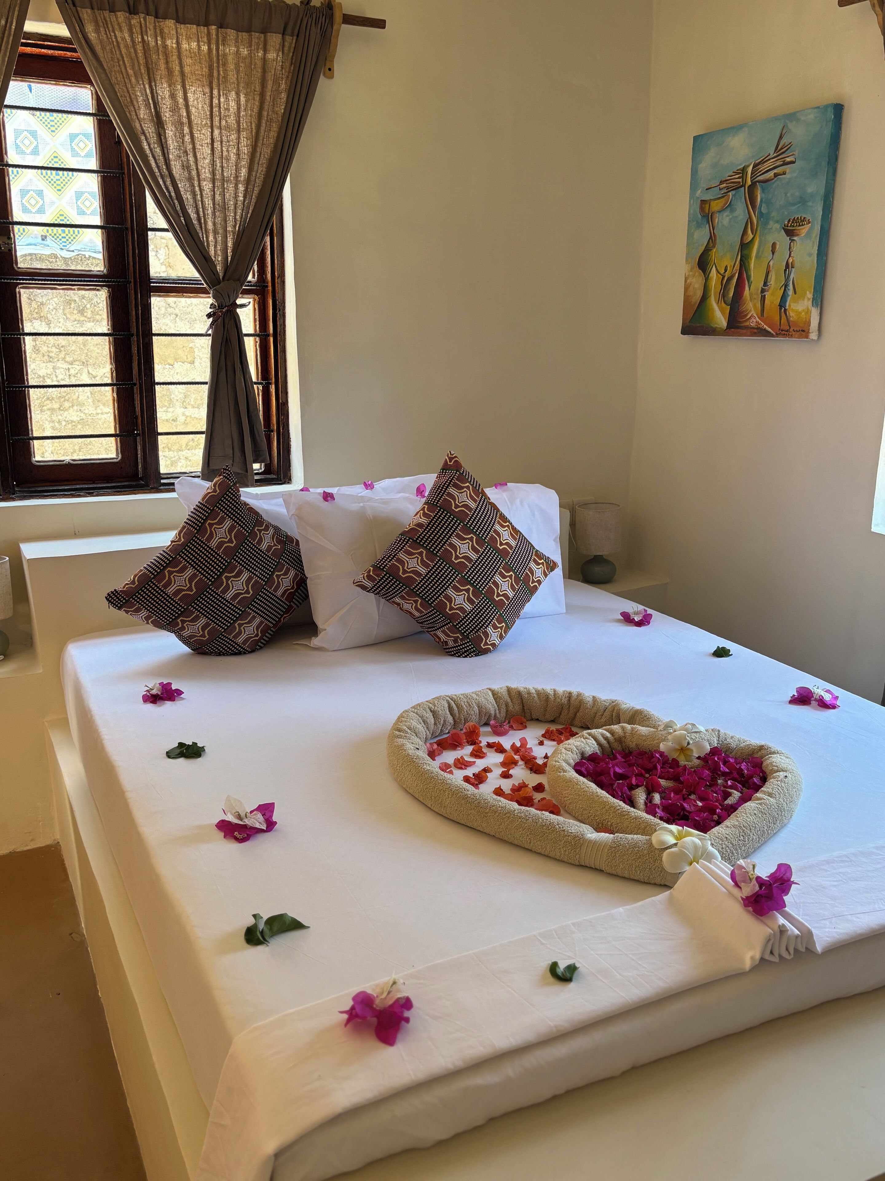 Dreibettzimmer | Kostenlose Babybetten, kostenloses WLAN, Bettwäsche