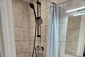 Douche, sèche-cheveux, serviettes fournies