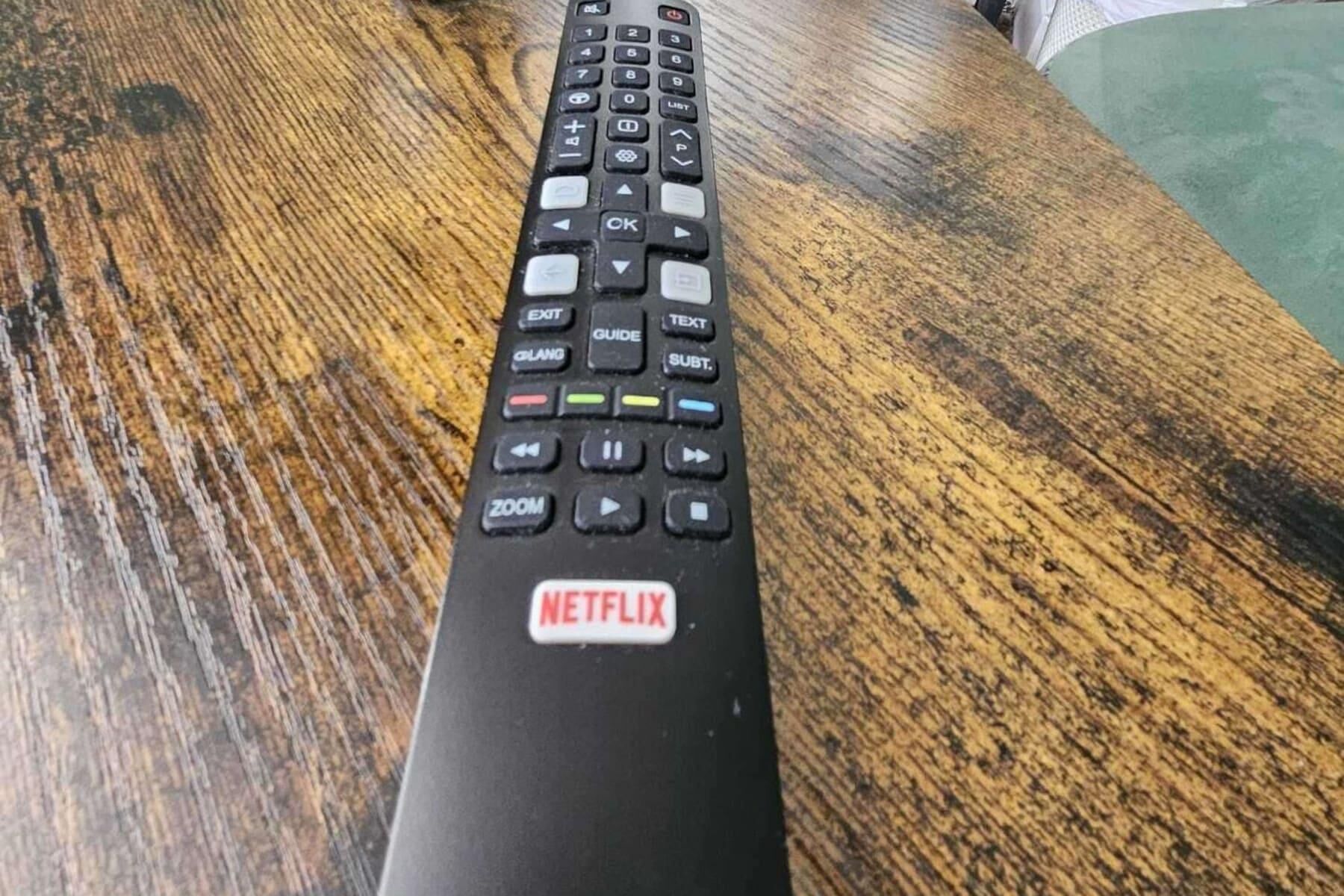 En svart fjärrkontroll med Netflix-logotypen på undersidan.