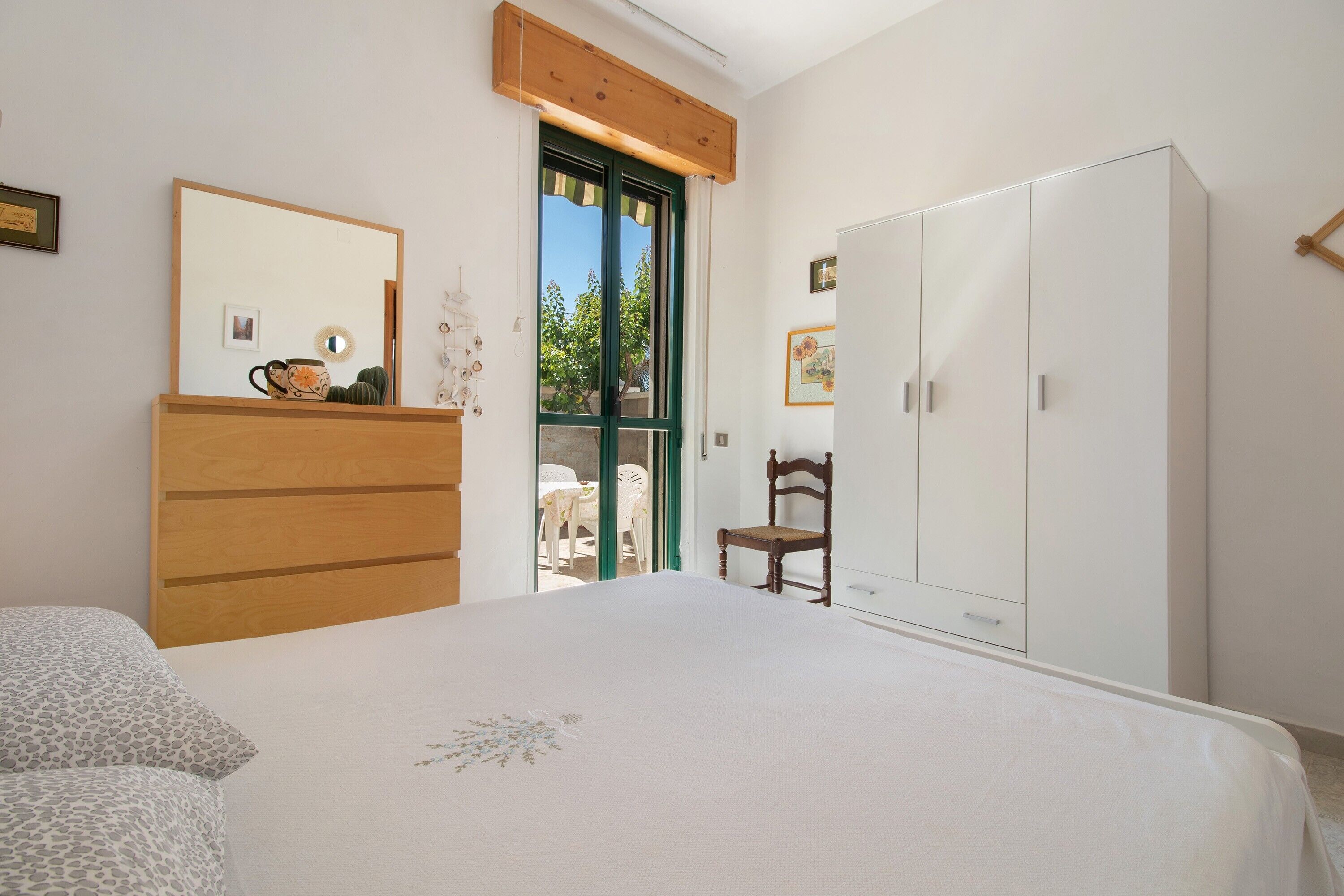 2 bedrooms, iron/ironing board, bed sheets