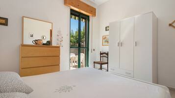 2 bedrooms, iron/ironing board, bed sheets