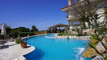 Kauden mukainen ulkouima-allas