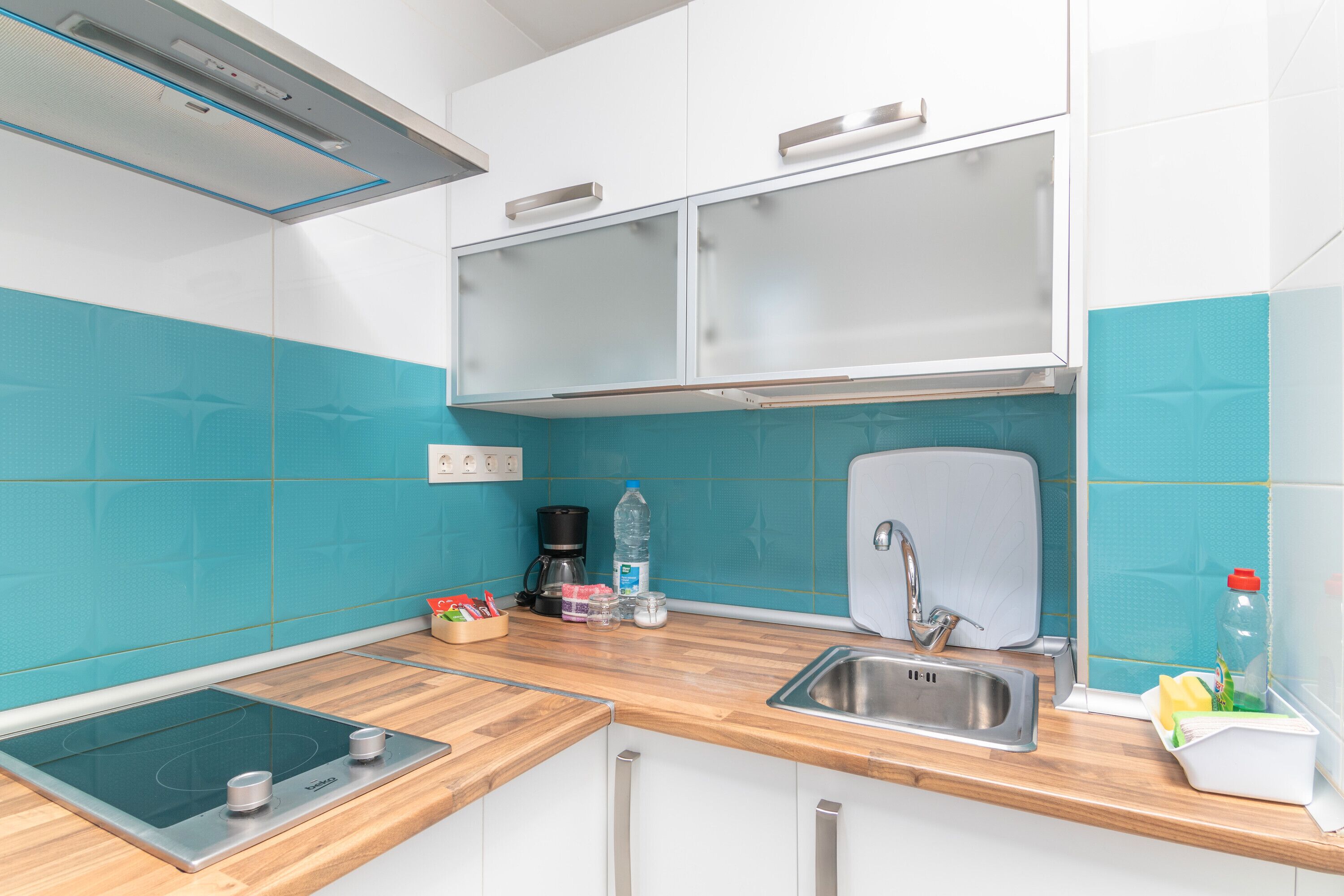 Een koelkast, een magnetron, een kookplaat