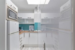 Kühlschrank, Mikrowelle, Herdplatte, Wasserkocher mit Kaffee-/Teezubehör