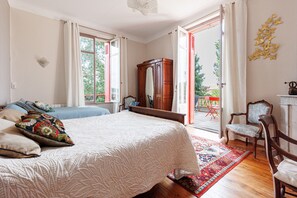 3 makuuhuonetta, silitysrauta/-lauta, vuodevaatteet