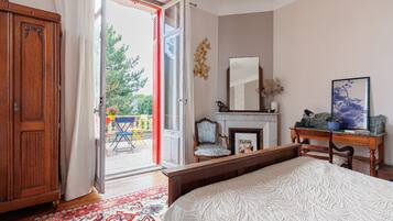 3 bedrooms, iron/ironing board, bed sheets