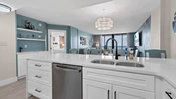 Réfrigérateur, four à micro-ondes, un four, surface de cuisson